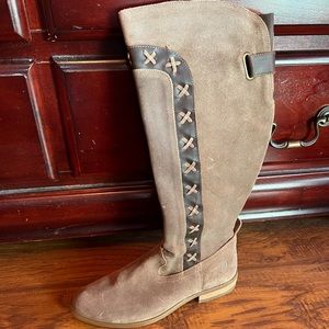 Born tall boot. Never worn! Size 7